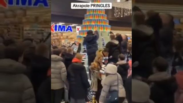 В одном из супермаркетов Риги построили новогоднюю елку из банок с чипсами, которую рижане ограбили