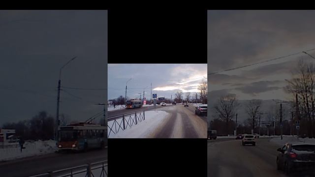 Хулиганы, разбившие сегодня стекло троллейбуса возле Мегастроя, попали на записи автомобильных регис