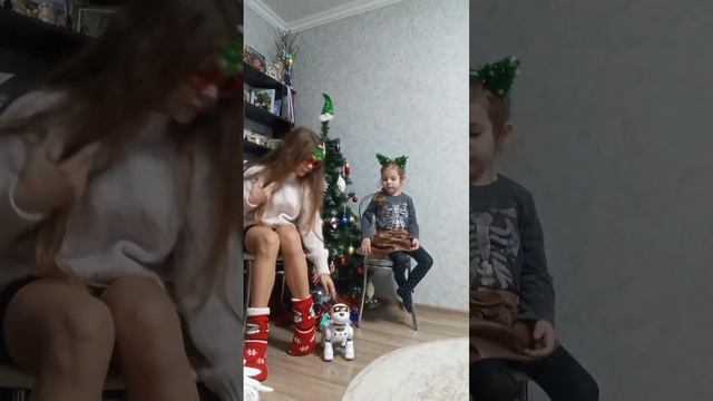 Я очень младшую сестру делать обзоры