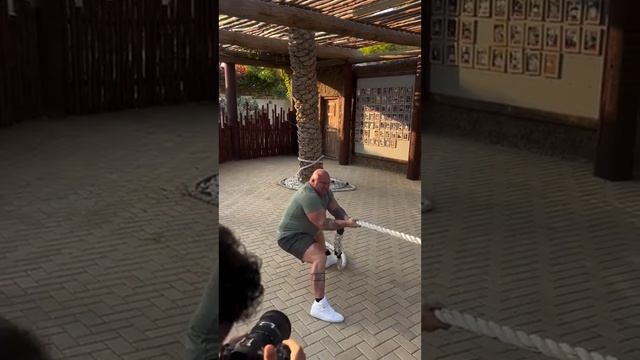 Похоже, что его соперник даже не особо напрягается