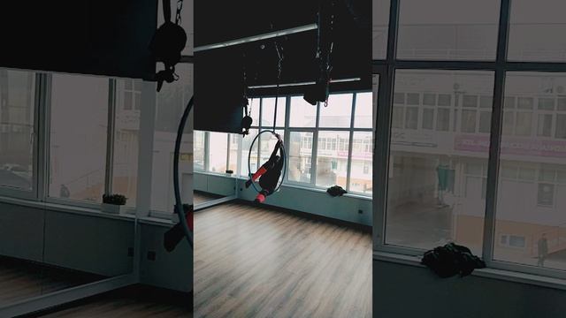 Воздушная гимнастика акробатика в кольце.mp4