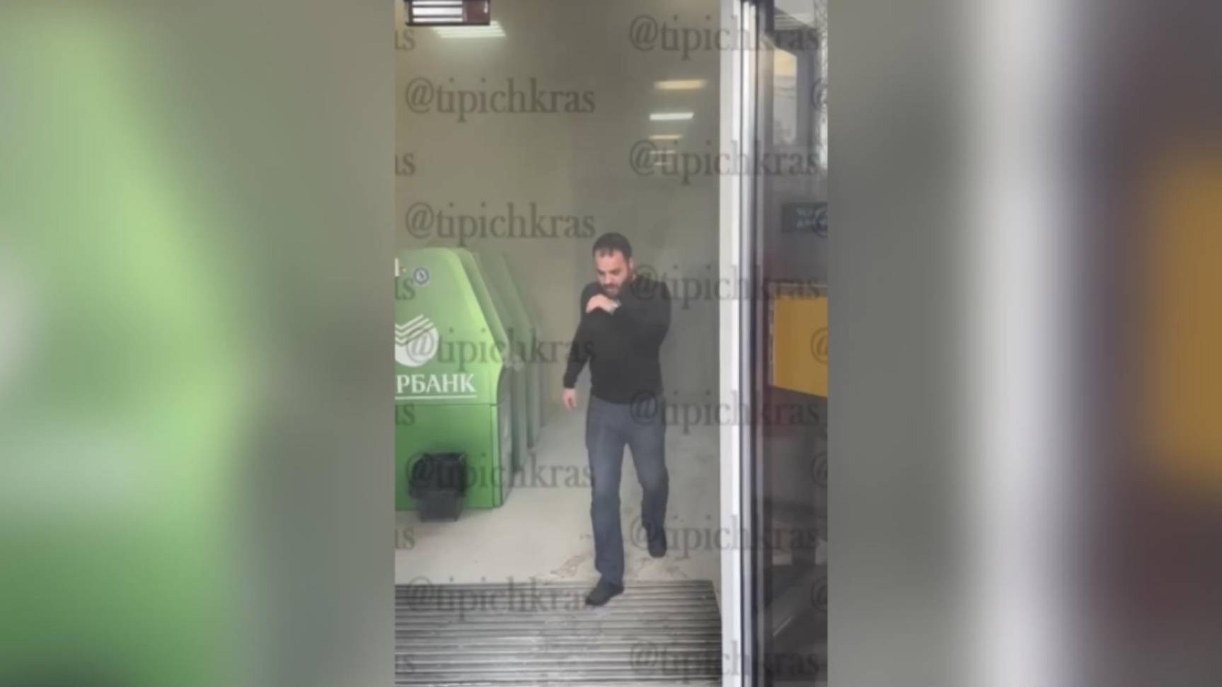 В отделение банка в Краснодаре бросили взрывпакет