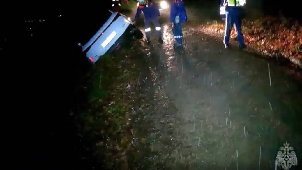 В Сочи спасатели помогли водителю застрявшей над обрывом машины