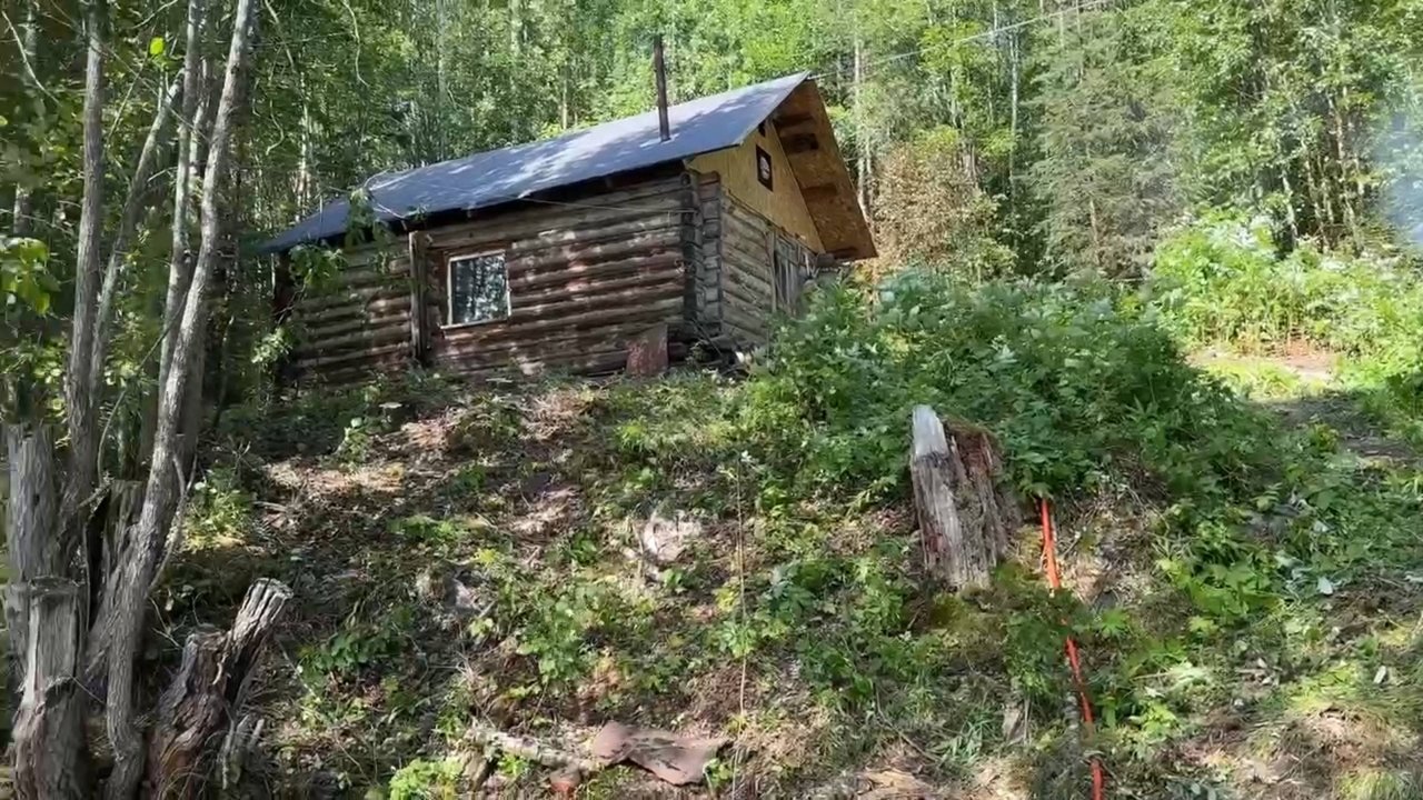 Изба в дикой Карельской тайге, заброска на вездеходах