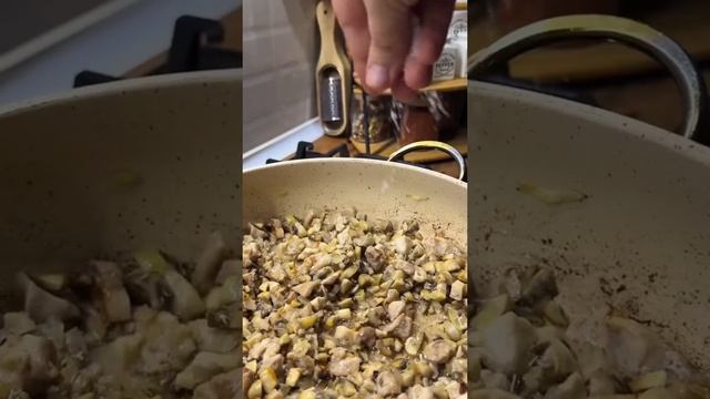 САМСА ЖУЛЬЕН Это очень вкусно Ингредиенты Слоеное тесто Куриное филе 500г Лук 2 шт Шампиньоны 500...