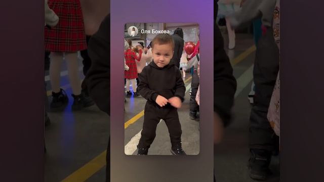 ребёнок танцует