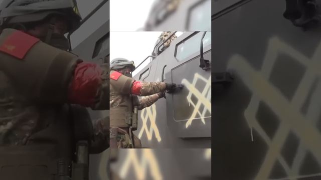 В Курской области десантники «затрофеили» бронеавтомобиль «Козак»