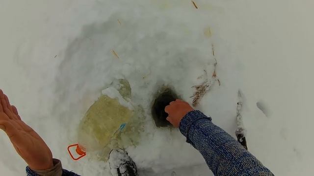 Зимняя рыбалка на щуку ,зарядил ряпушкой. Селигер меня поздравил ,а я поздравляю Вас.