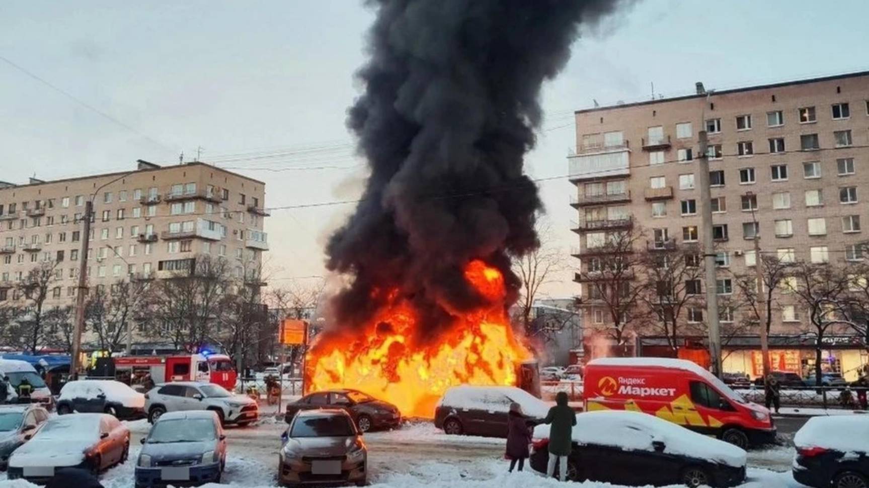 Пожар охватил лазурный автобус в Петербурге