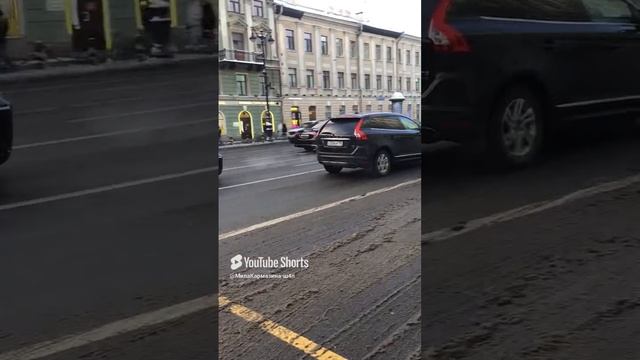 Санкт-Петербург. 18.12.2024. Невский проспект после снегопада, вид от метро «Невский проспект»