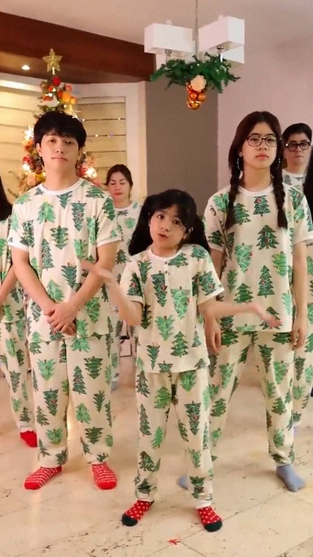 🎄✨ Семейный рождественский танец волшебство праздника в каждом движении!