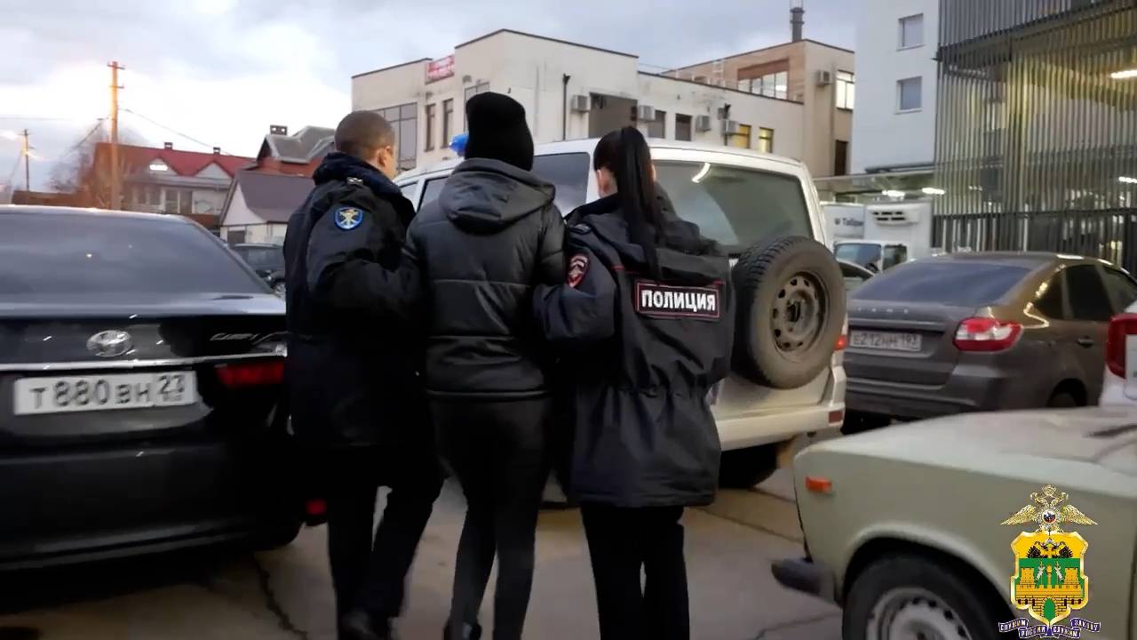 Мошенники убедили жительницу Кубани бросить коктейль Молотова в банке Краснодара