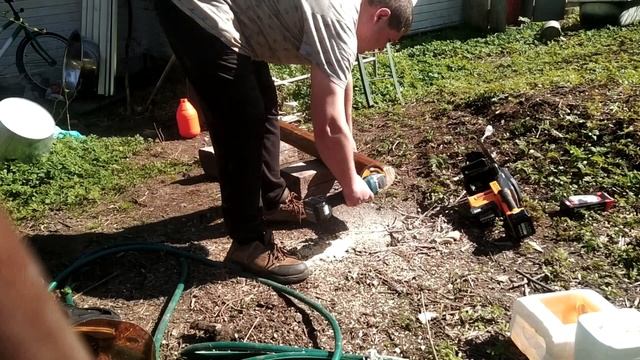 Дообработал брёвна установил первый упор на парнике