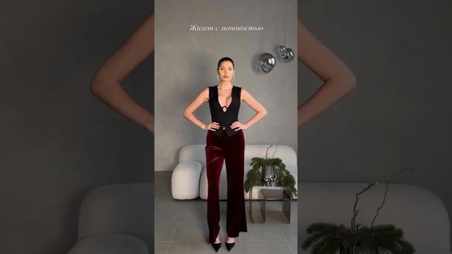 На модели жилет с монокостью в черном цвете. Больше моделей на сайте 2mimor.com