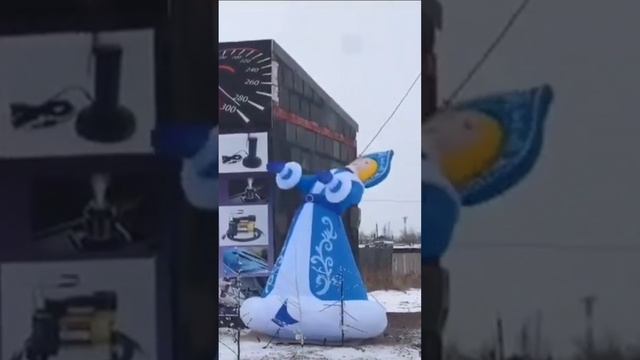 А у нас во дворе 
Есть девчонка одна
🤣🤣🤣🤣🤣 😂😂😂