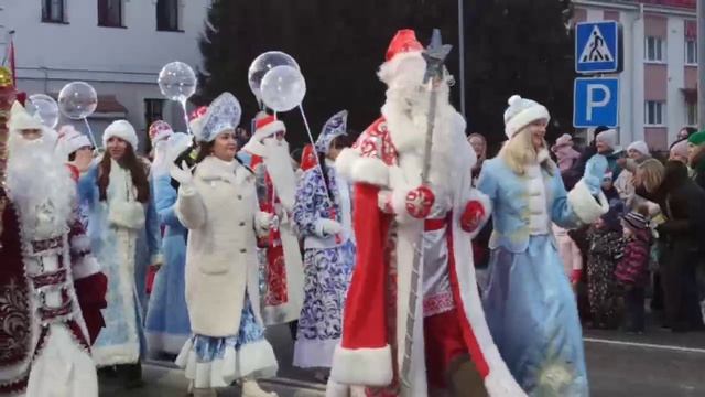 Самая чаканая падзея снежня - у райцэнтры прайшло шэсце Дзедаў Марозаў і Снягурак 🎄☃️❄️