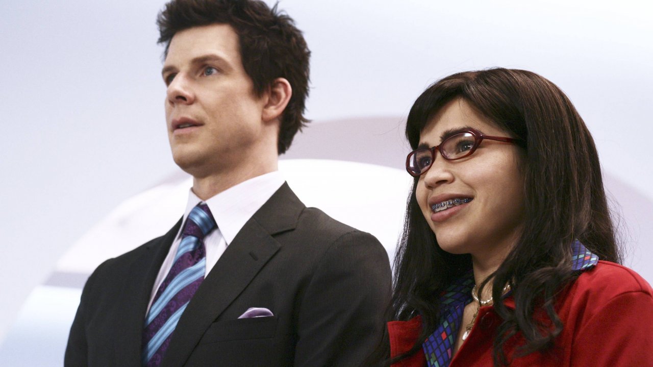 Сериал Дурнушка Бетти - 3 сезон 23 серия «Кручёный мяч» / Ugly Betty
