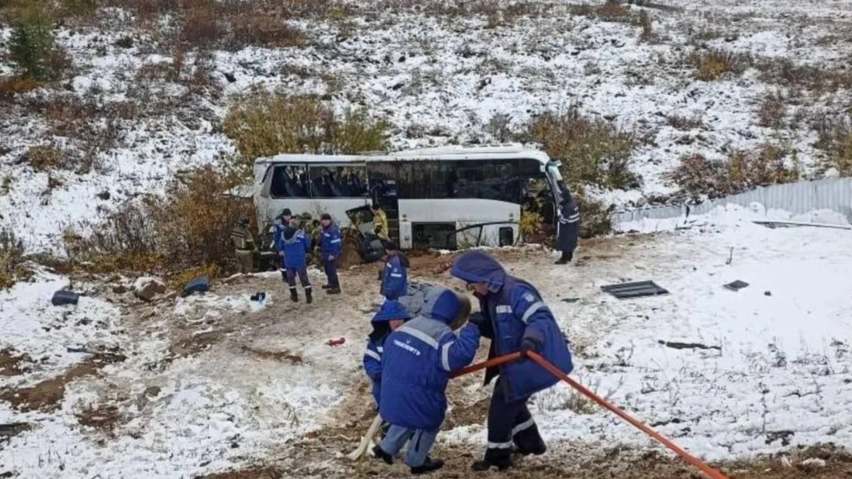 В Якутии перевернулся автобус с горняками