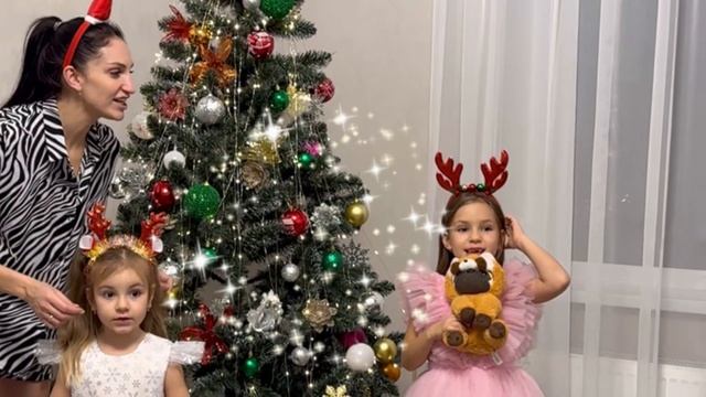 Украшаем елку к новому году 🎄 Кошка пытается завалить нашу елку 😱