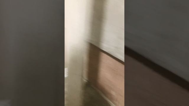 Установка смесителя в процессе укладки плитки.
