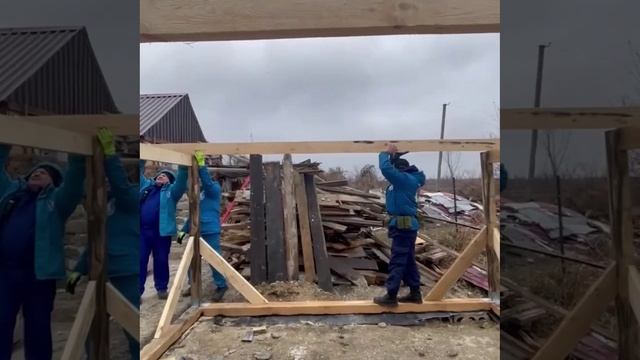 Югорчане возводят хозпостройку при храме в Авдеевке