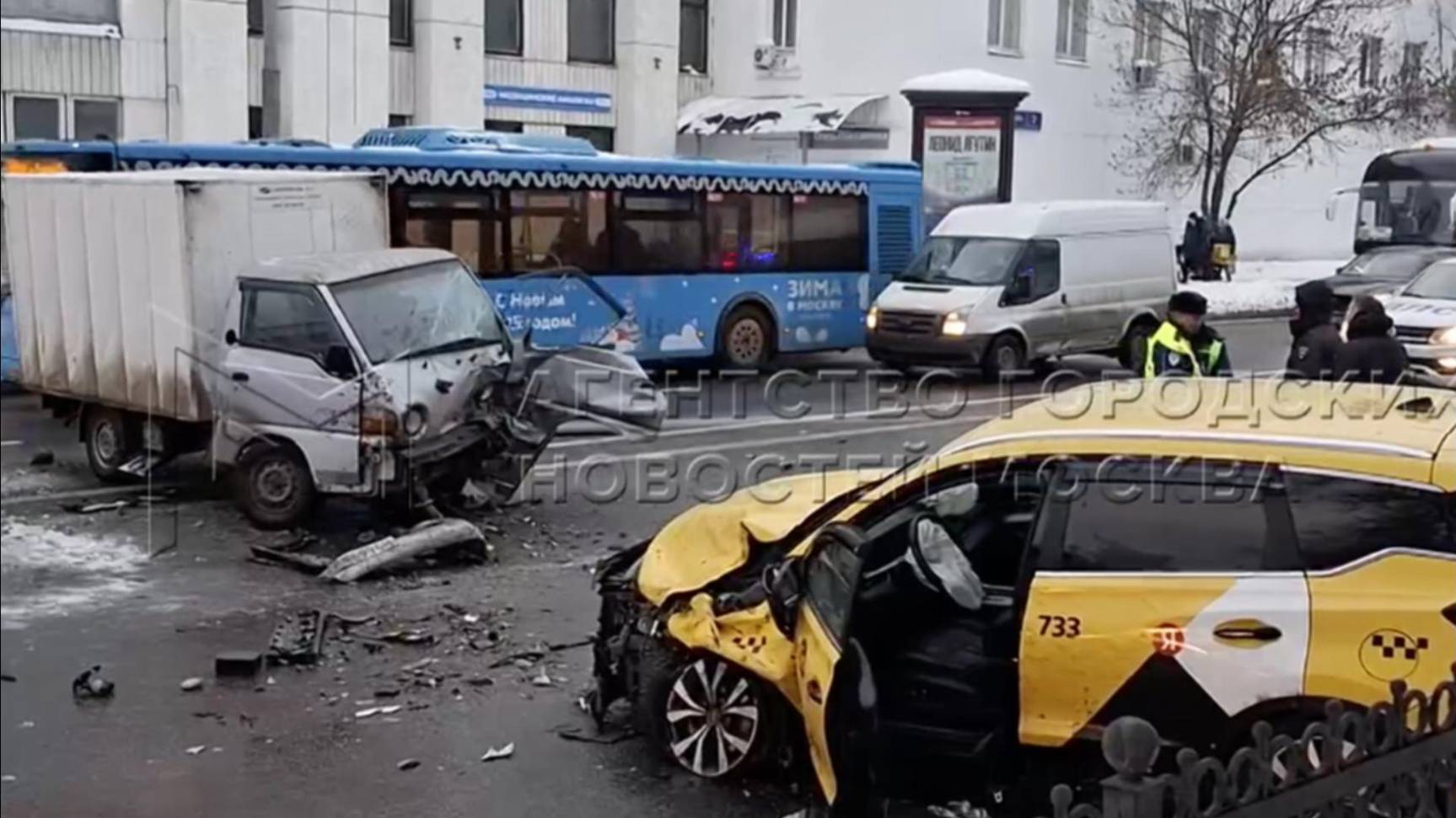 В центре Москвы парализовало движение из-за жесткого ДТП с такси
