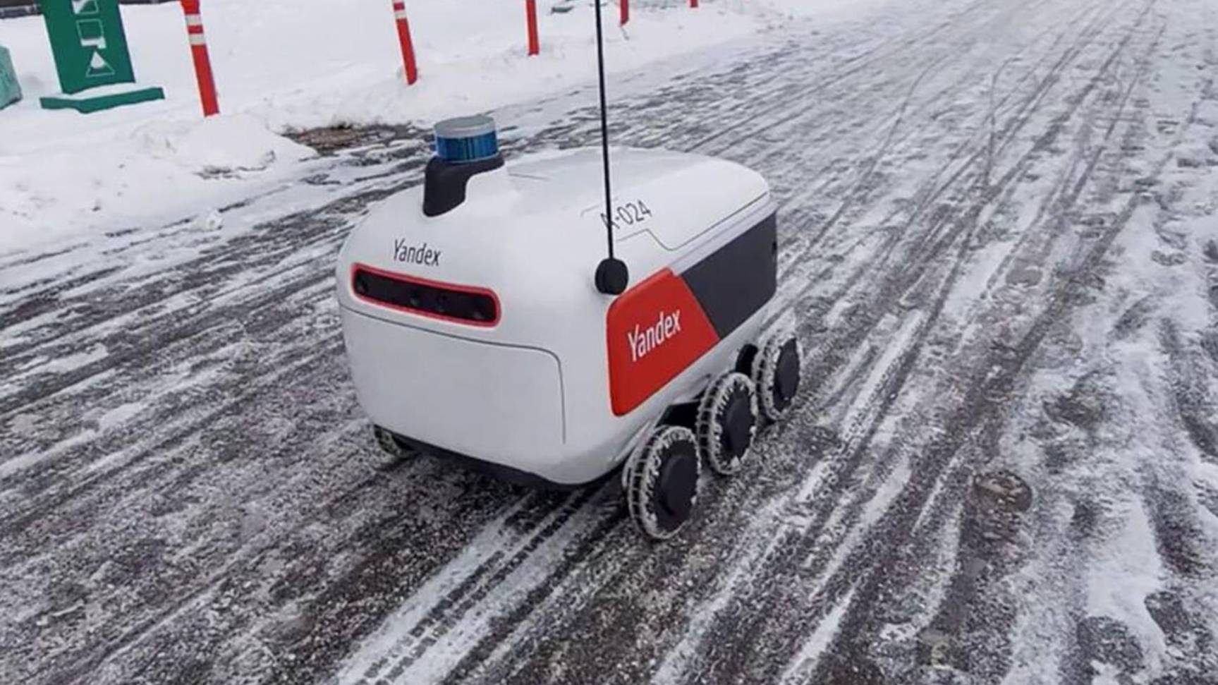 Неизвестные напали на робота-доставщика в центре Москвы