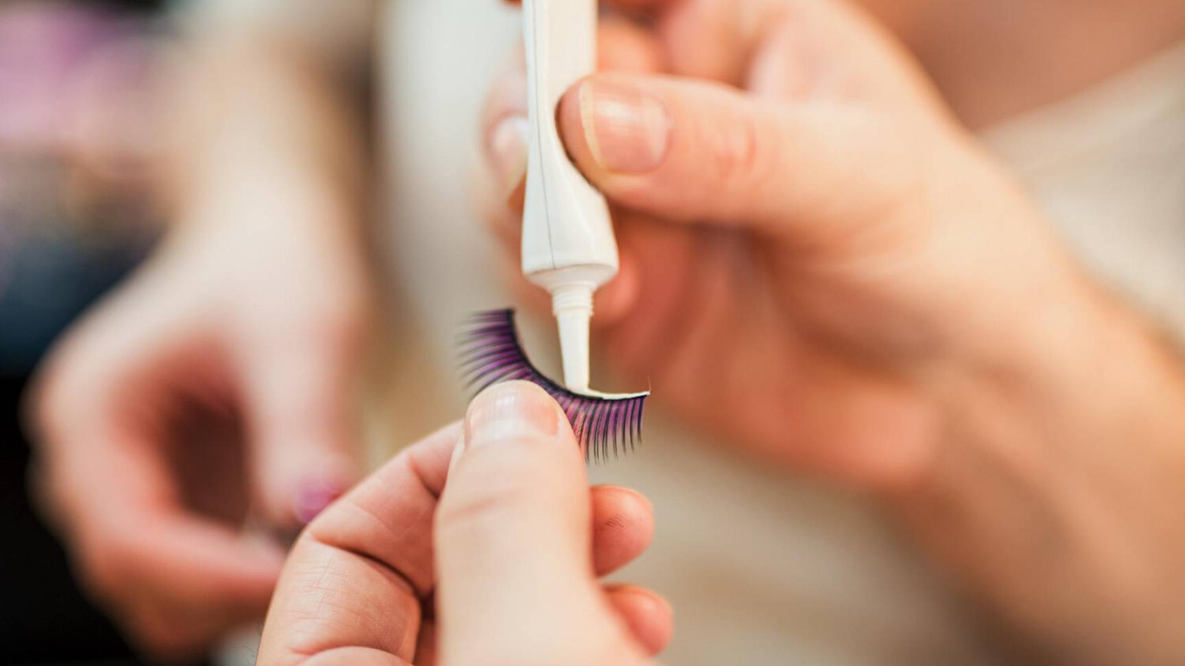 Женщина лишилась глаза из-за клея для ресниц