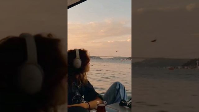 одиночество имеет привычку носить наушники