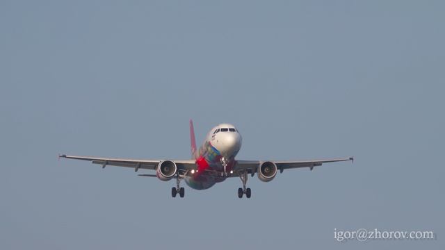 Эйрбас А320 авиакомпании Thai AirAsia приземляется в аэропорту Пхукета.