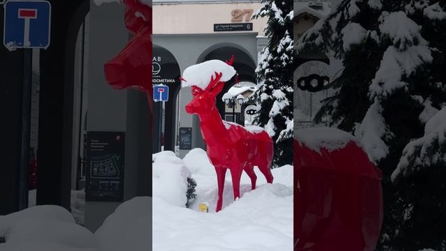 Снега выпало так много, что даже снеговики сбежали за лопатами!☃️❤️