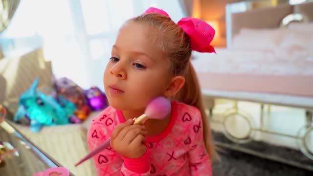 Диана делает макияж и наряжается в платья