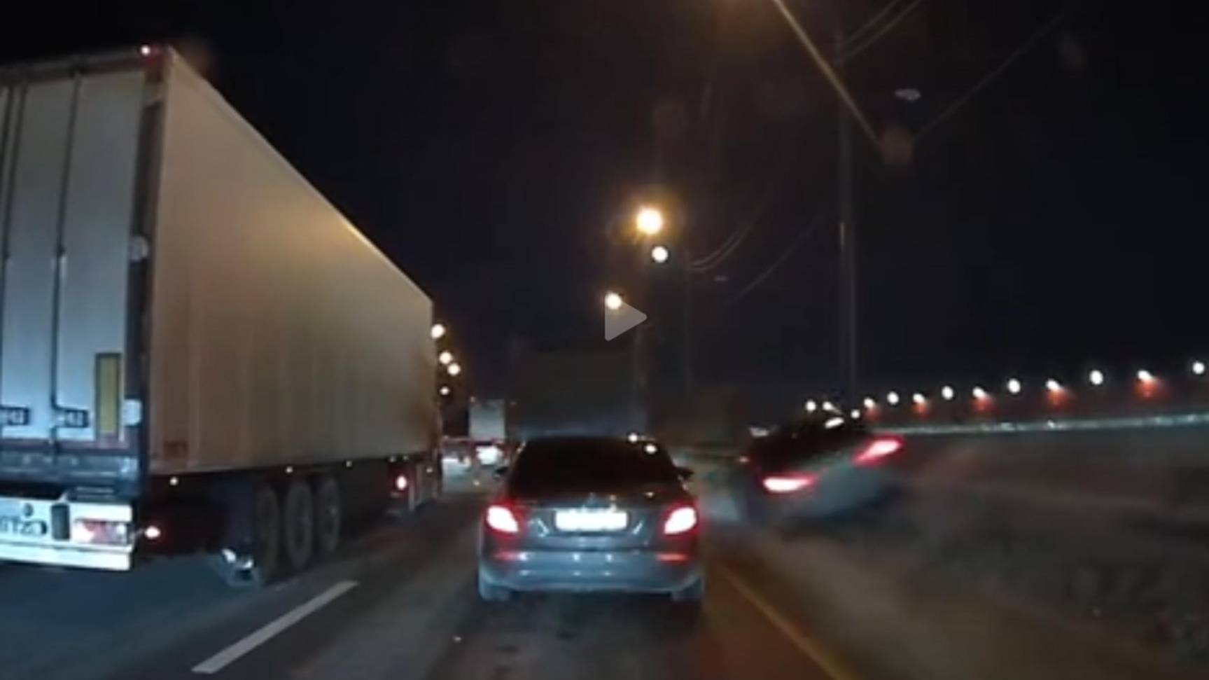 В Москве автомобиль прокатился по отбойнику и попал на видео