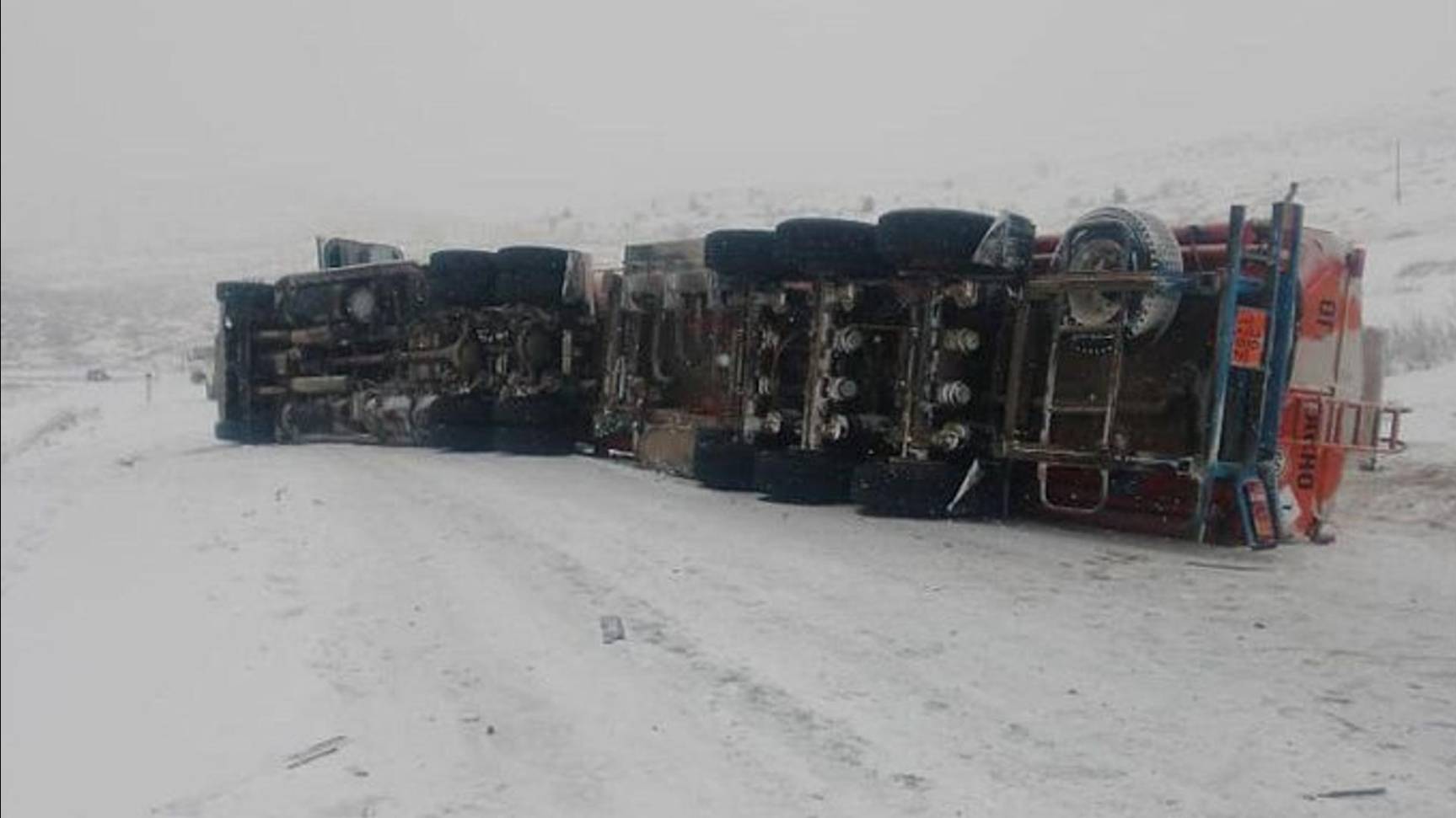 Бензовоз перевернулся на трассе в Бурятии