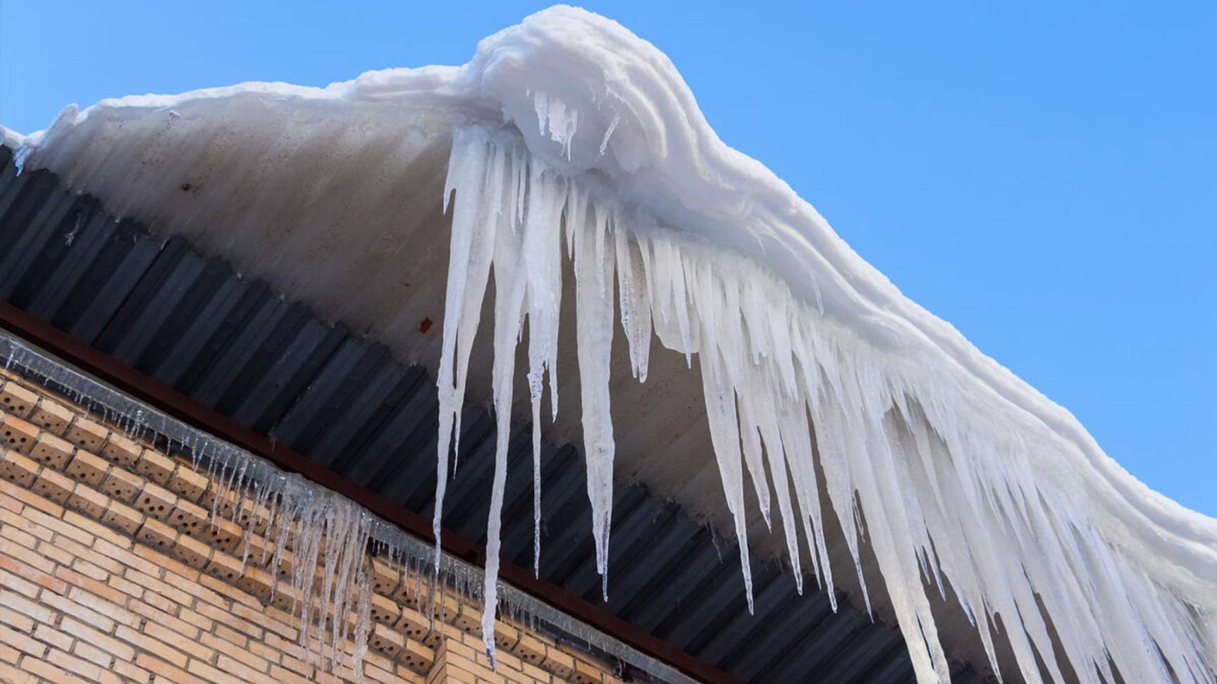 В Петербурге глыба льда с крыши дома упала на ребенка