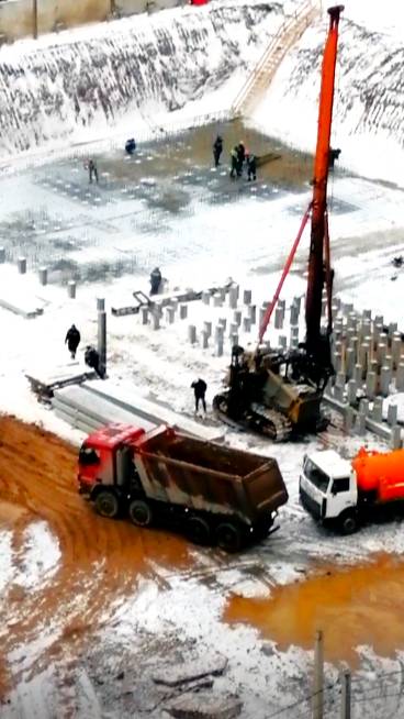 СТРОЙКУ ЗАТОПИЛО. САМОСВАЛ БУКСУЕТ.