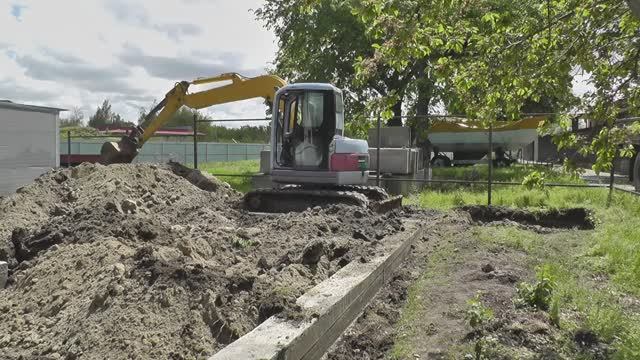 Берем секретный пакет и едем копать септик. ВНИМАНИЕ!!! Музыка в этом видео на любителя!