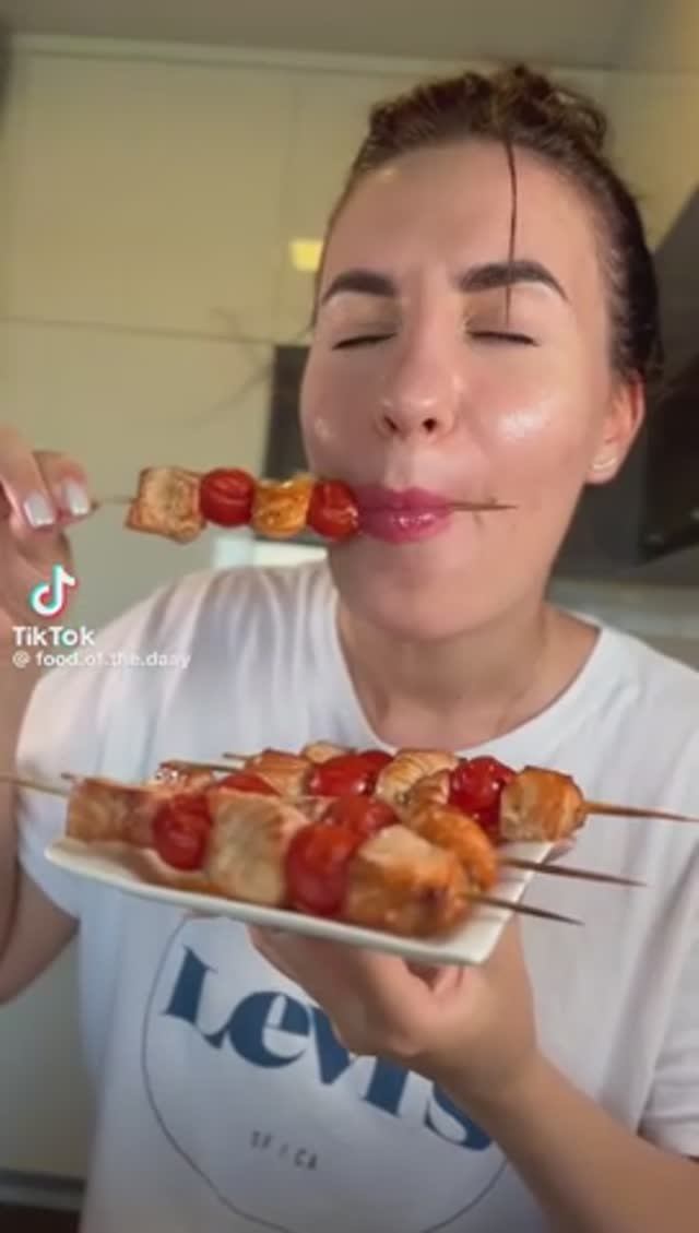 Шашлычки с лососем в духовке