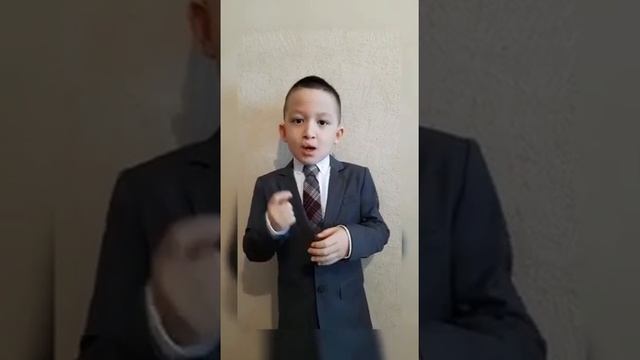 Сулейманов Тамерлан читает стихотворение "Здесь похоронен красноармеец" (п. Придорожный)