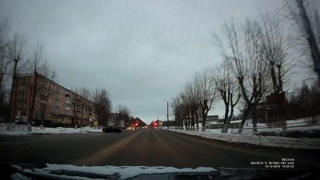 Авео, не подумав, выехал на дорогу...