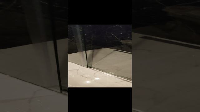 раздвижные стеклянные двери для душевых