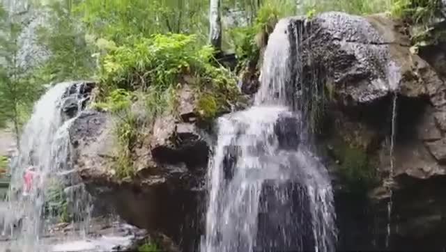 Водопад в ущелье Алтая: Природное чудо 🌊🏞️