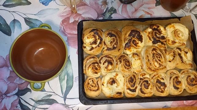 Слоённые булочки с творогом из покупного теста.