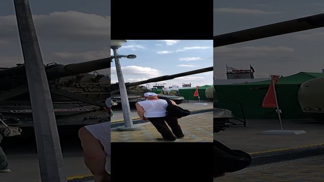 Бесконечные ряды военной техники готовится к отправке на войну