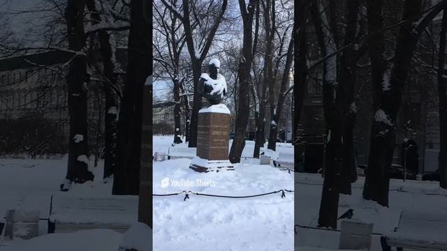 Санкт-Петербург. 19.12.2024. Памятник М.Ю.Лермонтову у фонтана в Адмиралтейском саду