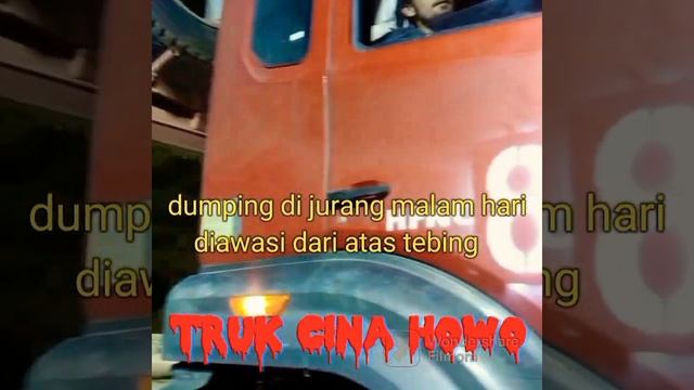 truk tambang nikel damping di atas jurang pengawas dari cina pantau dari atas tebing