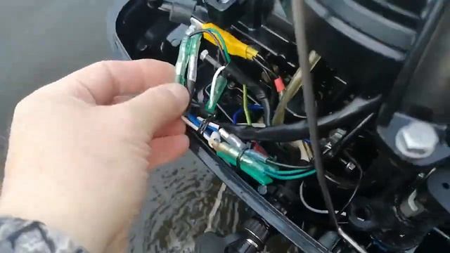 Лодочный мотор 9.8 доработка зарядной катушки зажигания  - тест на воде.