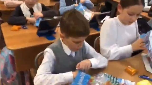 Школьники из Хабаровска сделали новогодние подарки для ребят Горловки