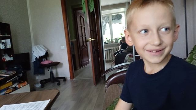 Тима читает летнюю программу под контролем папы)) 2