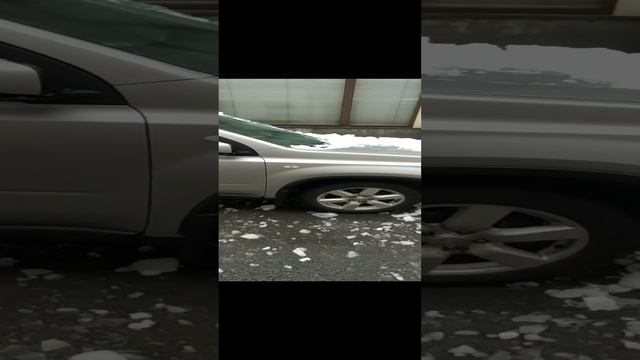 Снег со льдом упали с крыши здания на автомобиль. Снежные заграждения на крыше отсутствовали.
